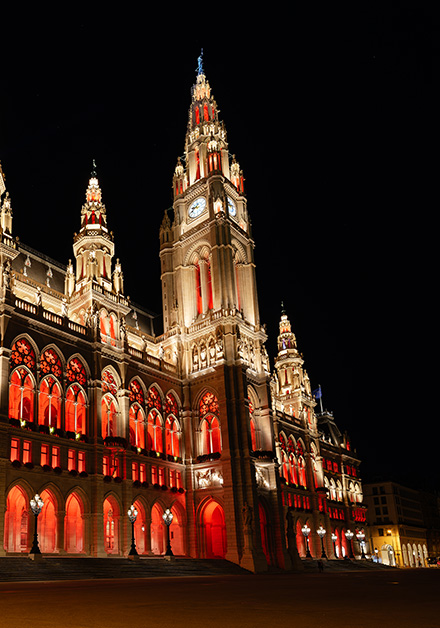 Signify beleuchtet Wiener Rathaus mit 1.100 Leuchten