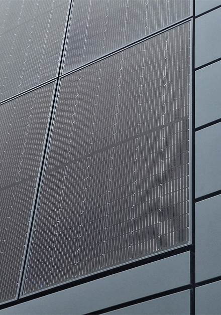 BWM Fassadensysteme realisiert großflächige Solarfassade in Iggensbach