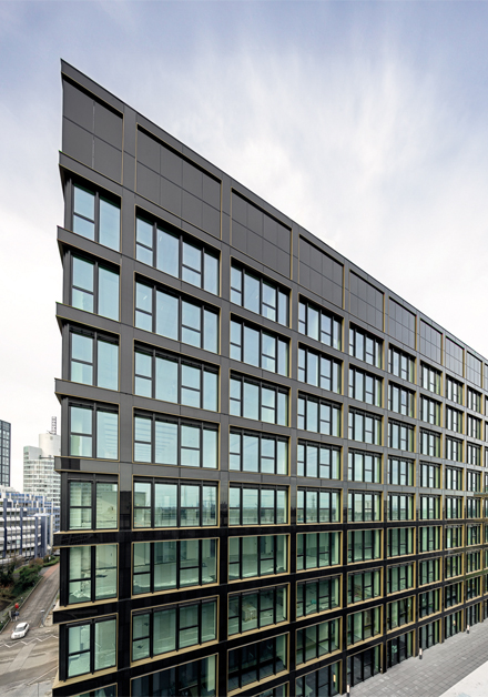 Schüco stattet neues Bürogebäude „Matchbox” mit BIPV aus