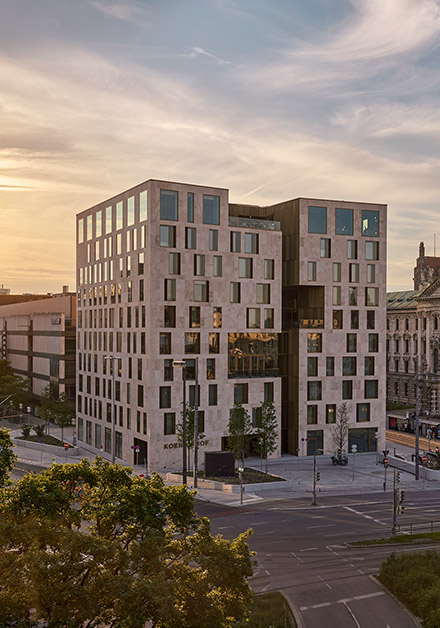 Fassade mit Luxusverglasung und Vertikalschnitt