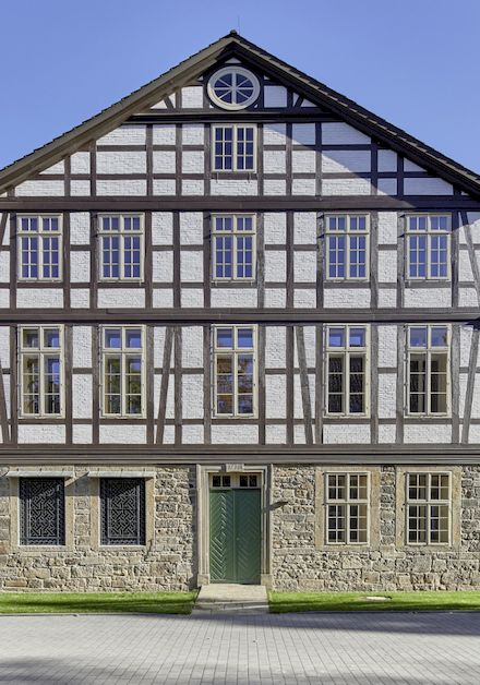 Kloster Loccum: Originalgetreue Restaurierung von Fenster und Außentüren