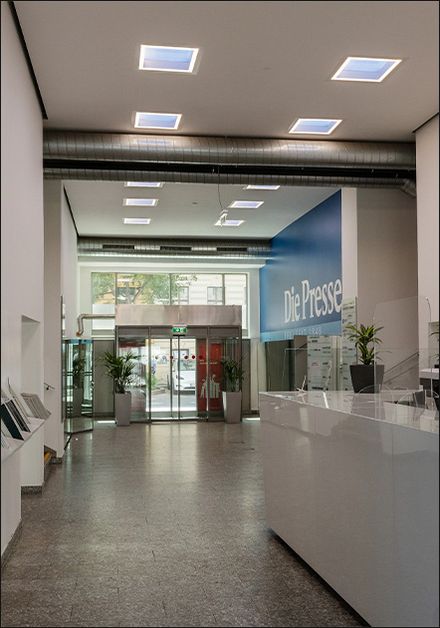 Signify NatureConnect simuliert Tageslicht im Foyer der Styria Media Group