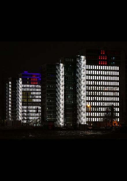 Ten Towers in München: Hochhaus-Ensemble wird zum größten Adventskranz Deutschlands