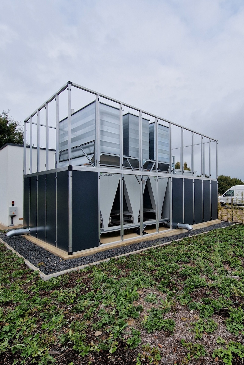 eSilent-Schallschutz mindert Lärmemissionen großer Quartierswärmepumpe in Bergheim