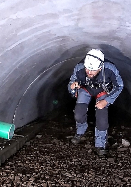 Mit der Taschenlampe im CaviLine-Sickertunnel an der Lokhalle Freiburg