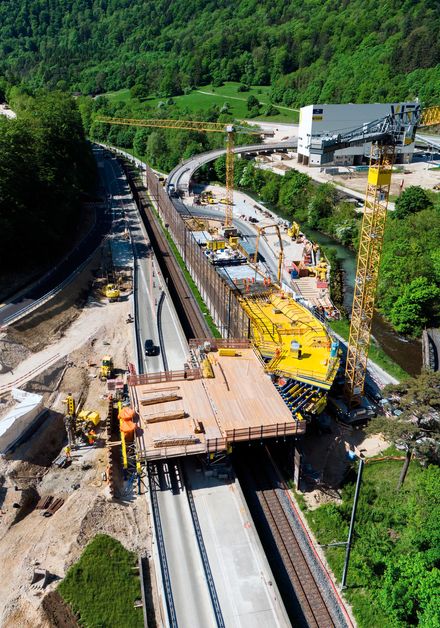 Dokas Traggerüst überspannt 22 m beim Brückenneubau in der Schweiz