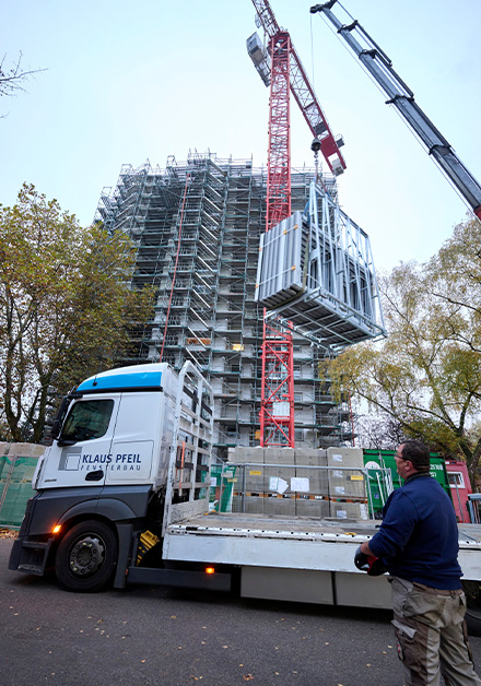 Hochhaustauglich: SFS liefert Befestigungslösung für die Fenster-Vorwandmontage