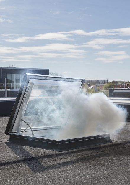 Funktionale Erweiterung: Velux Flachdachfenster für Ausstieg und RWA