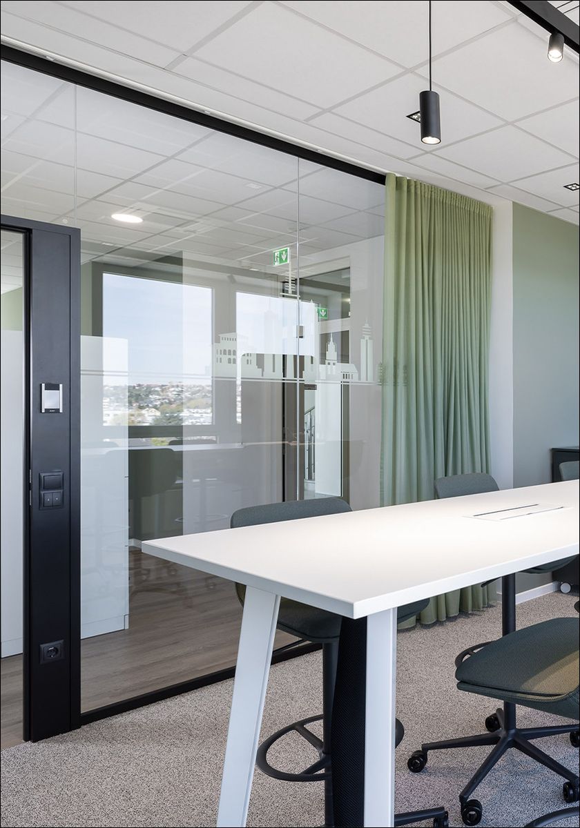 Transparente und schallgedämmte Systemwände schaffen moderne Arbeitswelten