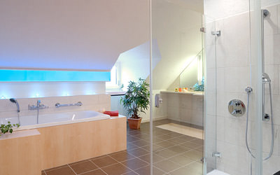 barrierefreies Bad, bodengleiche Dusche, unterfahrbarer Waschplatz, thermostatische Armaturen, Sanit�robjekt, Waschbecken, WC, St�tzgriff, Haltegriff