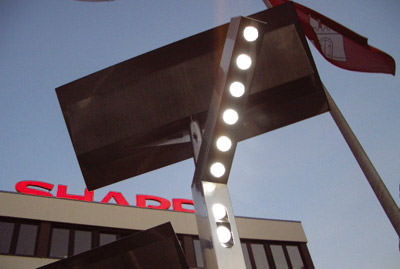 Photovoltaik, Fotovoltaik, Intersolar 2005, Solarthermie, solares Bauen, Licht-Konzentrators, Dünnschicht-Solarzellen, Solarzelle, Sonnenenergie, Gallium-Arsenid-Zelle, Sonnenstromerzeugung, Lichtausbeute, Wafer, transparente Solarzellen, Hochleistungs-LED, Solar-Straßenlaterne, Straßenlampe, Dünnschichtmodule