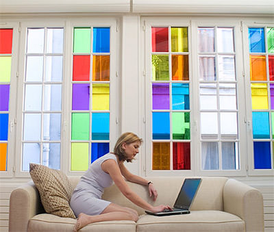 beklebte Fensterscheibe, Fensterfolie, Klebefolie, Buntglas, farbiges Glas, Glasscheibe, Fensterscheiben, Fensterfolien, Milchglasscheibe, koloriertes Glas, one way mirror, halbdurchlässige Spiegel, Einwegspiegel, teildurchlässiger Spiegel
