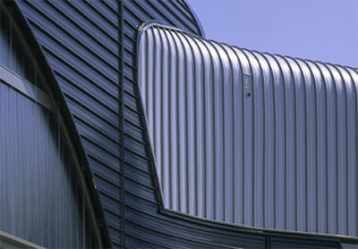 Metallfassade, Alu-Fassade, Kalzip Alu-Fassade, BMW Werk, Stahltrapezprofil, Fassadenverkleidung, Vorhangfassade, Stehfalz, Fassadenbekleidung, Fassade, Zaha Hadid, Deutscher Architekturpreis 2005, Industrieglas