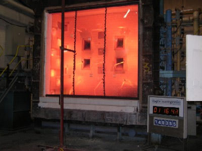 Glastrennwand, endloses Glasband, Brandschutzverglasung, Brandschutzglas, pfostenlose Glasbänder, Brandschutzfenster, PYRAN S-Stoßfugensystem von der SCHOTT JENAer GLAS GmbH, Feuerwiderstand, endloses Glasband, Glasfassade, Pfosten, Glas, Feuerwiderstandsklasse F 60, Stoßfuge, E 60,  F60 Glas, E60 Verglasung, monolithische Spezialglasscheiben, Spezialglas
