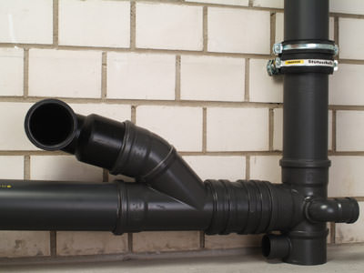 Vorwandinstallation, Abwasserleitung, Abwasserrohr, Kunststoffrohre, Rohrleitungen, Rohrleitung, Abwasserleitungen, Abwasserrohre, Doppelmuffe, Spannverbinder, Abzweig