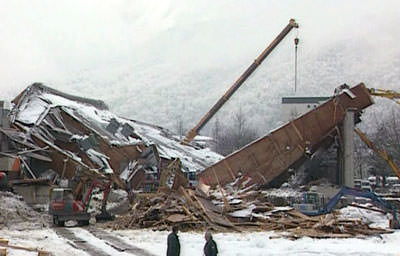 Holzleimbinder, Holzleim, Holzdachkonstruktion, falscher Leim, Dachkonstruktion, Baustofftechnologie, Resorcinharzleim, Harnstoffleim, Harnstoffformaldehyd, Schichtleimholz, Holzbau, sprödbrüchiger Klebstoff, Leimfuge