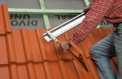Dachhaken, Dachleiter, Traufe, Ortgang, Sicherheitsdachhaken, First, DIN EN 517, Sparren, Fallrichtung, Schienensystem, Dachbeschläge, Dachbeschlag