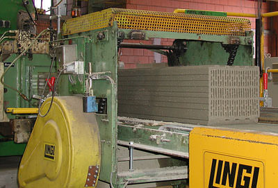 Ziegel, Dachziegel, Ziegelarchitektur, Ziegelindustrie, Mauerziegel, Ziegelproduktion, Mauerwerk, Wärmedämmung, Verblendsteine, Extrudieren, Extrudierer, Klinker, Gittersteine, Keramikziegel, Keramik