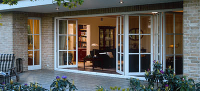 Flexible Terrassentüren von rekord lassen den Sommer ins Haus