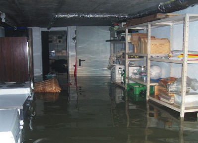 Hochwasserschutz, Rückstauschutz, Rückstausicherung, druckwasserdichter Lichtschacht, hochwasserbeständig, hochwasserdicht, wasserdicht, Rückstauverschluss