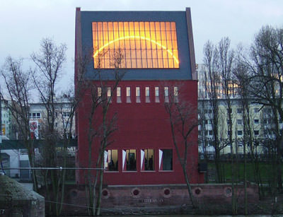Lichtdesign, Lichtkunst, Leuchtendes Dach, Hochleistungsscheinwerfer, Städelschule, Glasbausteine, Portikus, Lichtkonzept, Tageslichtnutzung, Tageslichtlenkung, Lichtband, Lichtfarbe, Hochleistungsscheinwerfer, Glasdach