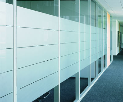 Bürotrennwand, Glastrennwand, Trennwand, flächenbündige Bürotrennwände, Innenausbausysteme, rahmenlose Verglasung, Glastrennwände, Akustikwand, structural glazing, Wandelemente, verdeckt liegendes Türband, Türbänder, Türschließer, Raumakustik, schallabsorbierende Wandoberflächen