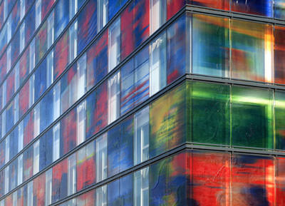 bunte Glasfassade, Glasarchitektur, bedruckte Glasfassaden, Glasscheiben, Bauglas, Emaillierung, dreidimensionale Fassade, Email, SGG CREA-LITE, Innovationspreis Architektur und Glas, Einscheiben-Sicherheitsglas