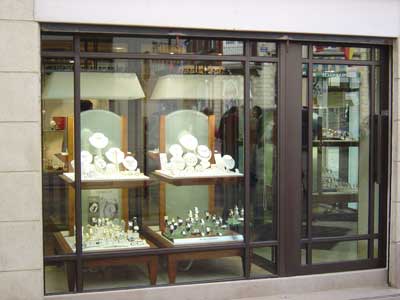 Schaufensteranlage, Schaufenster, Stahlfenster, Fensteranlage, filigranes Stahl-Profilsystem, Schaufensteranlagen, Stahlfenster, Türanlage