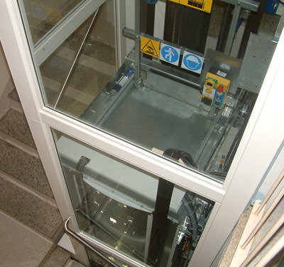 Aufzugnachr�stung, Aufzugsnachr�stung, Aufzug, Aufzugschacht im Treppenauge, Aufzug nachr�sten, Personenaufzug, Otis-Aufzug, Aufz�ge, Treppenhaus