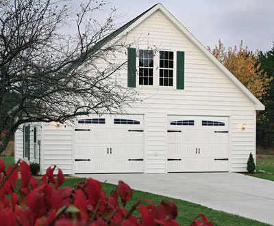 Sektionaltor im rustikalen Landhaus-Drehflügeltor-Look