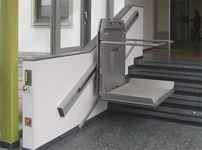 Plattformlift, Rampe, Treppenlift, Treppenlift-Hersteller Cama, behindertengerecht, barrierefreie Treppe, Trockenbauwand