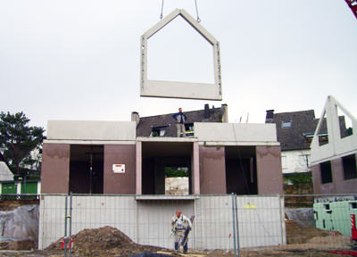 Fertigteilbau, Massivbau, klassischer Fertighausbau, Betonfertigteile, massiver Rohbau, Rohbau-System, massive Bauelemente, Fertigkeller, Kellersystem
