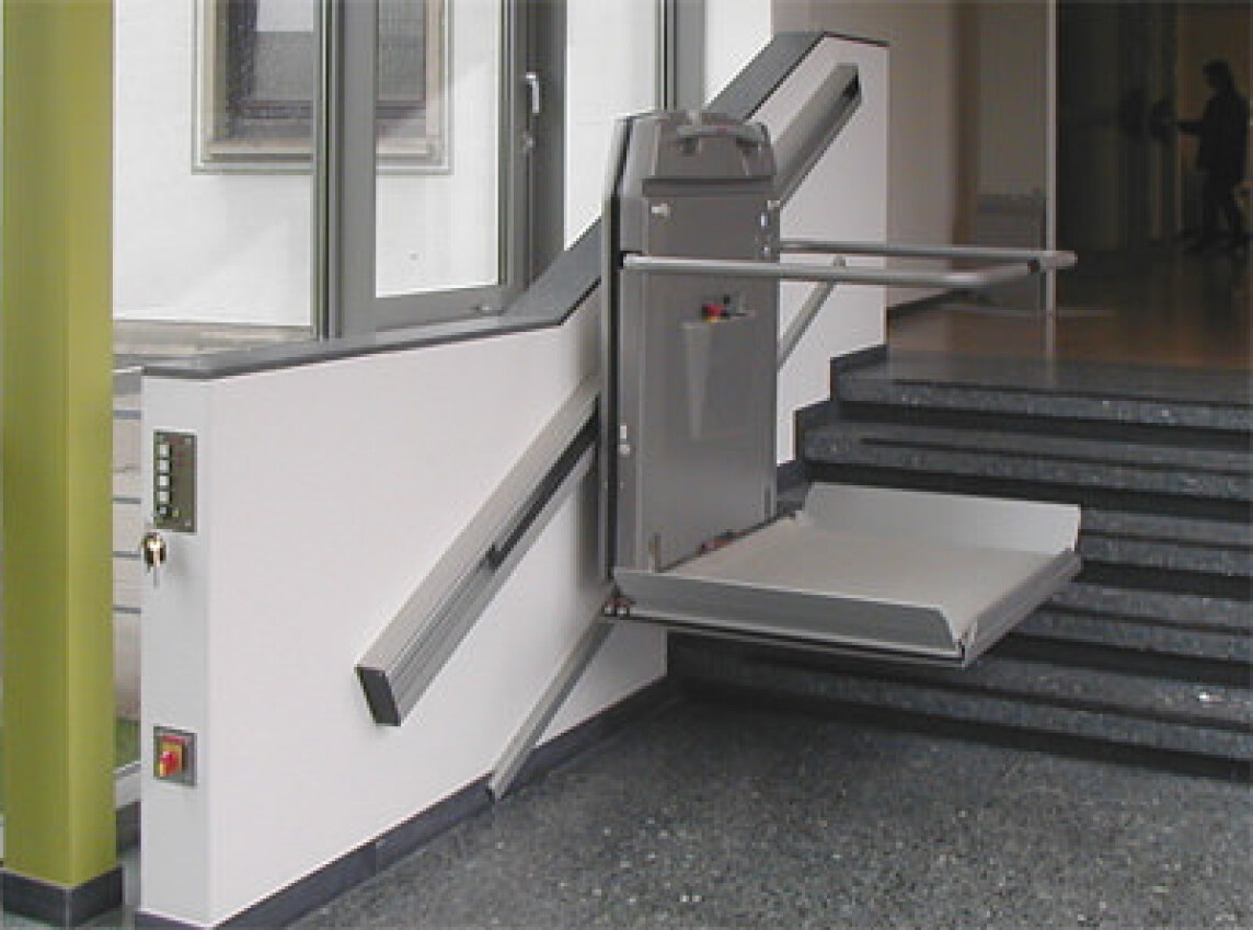 Treppenlift und Rampe vor Gericht | Plattformlift für barrierefreie Treppe