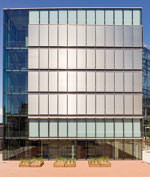 Edelstahlbehang, Sonnenschutz aus Edelstahl, halbtransparente Fassade, Edelstahl-Lamellen, Edelstahlfassade