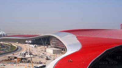 Ferrari World Abu Dhabi, Aluminiumdach, gr��tes Dach, ferrarirotes Metalldach, Rollformanlagen, Raumfachwerk, Metalld�cher, Metallfassade, Dachsystem, Rollformanlage