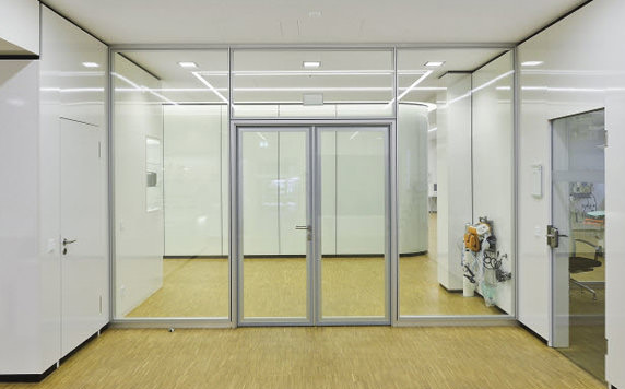 Neue Glas/Aluminium-Schallschutztür mit optional integrierten Jalousien