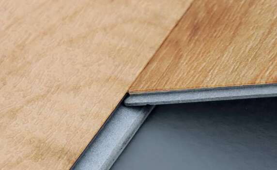 Im Trend: Vinyl-Designbeläge klebstofffrei verlegen