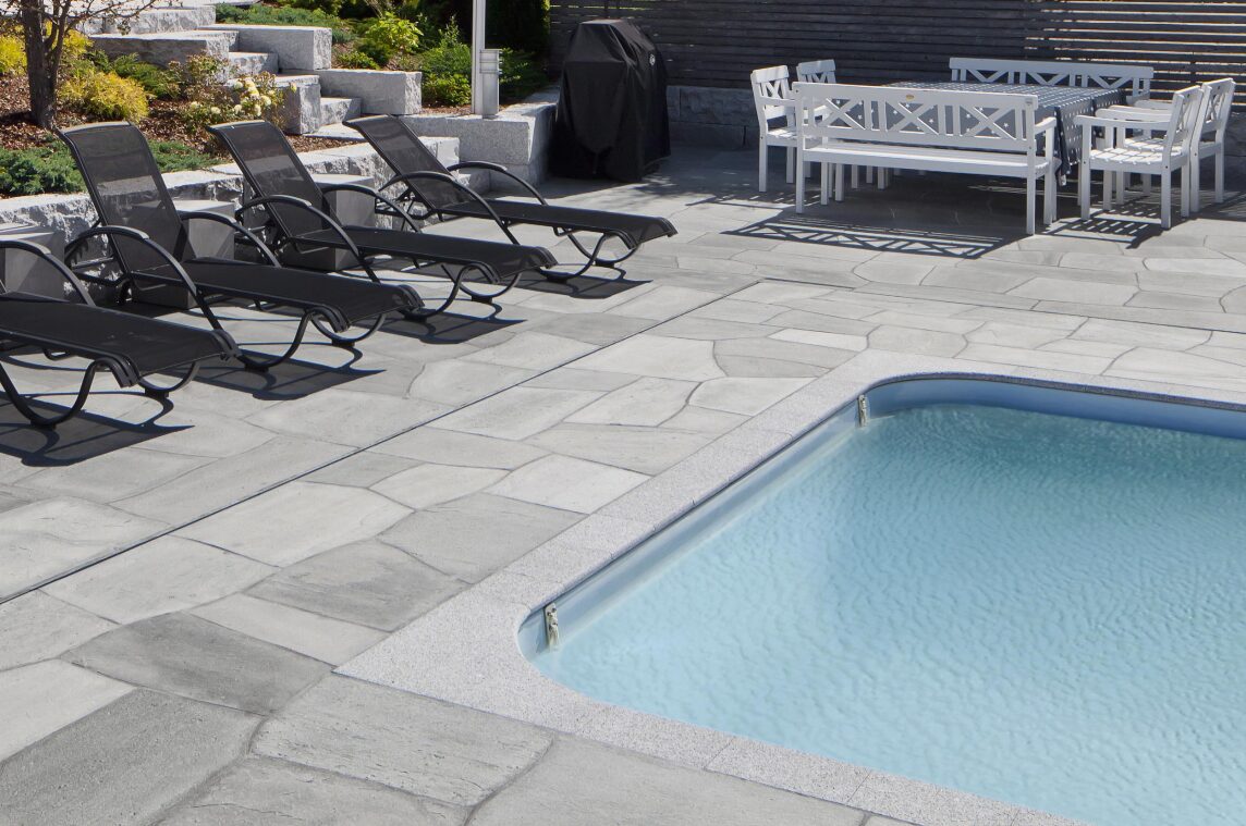 8/10 Rutschfeste, bruchraue Bodenplatten aus RocaNEX RX 34 Oppdal Quarzit