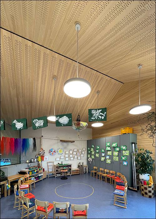 Kiefer Klimatechnik mit Schlitzdurchlässen im Neubau eines dörflichen Kindergartens