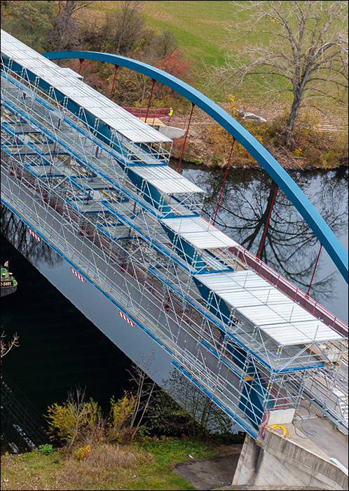Gerüstbau für eine Stabbogenbrücken-Sanierung