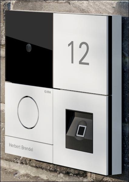 Modular aufgebaute Türkommunikation von Gira auch fassadenbündig und mit Fingerabdruck-Scanner