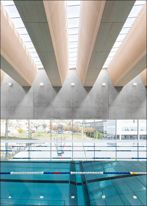 282 Velux Modular Skylight Module in 21 Lichtbändern für ein Schwimmbad in der Schweiz