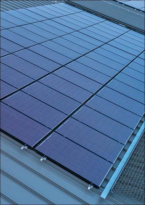 Unterschiedliche PV-Technik für RIB-ROOF Metalldachsysteme