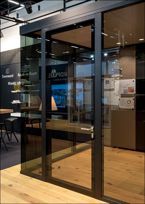 Materialstudie von Strähle auf der Orgatec: Glaswandsystem auf Basis einer Holzkonstruktion