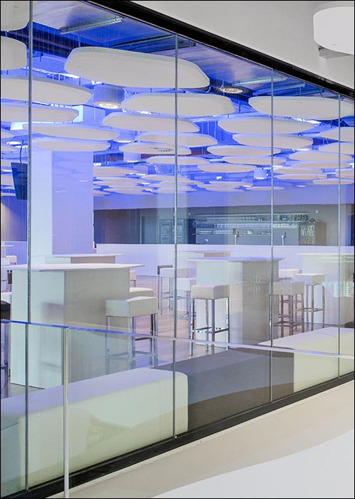 Feuerfeste Ganzglastrennwände von AGC mit schmalen Silikonfugen statt eines Randverbunds