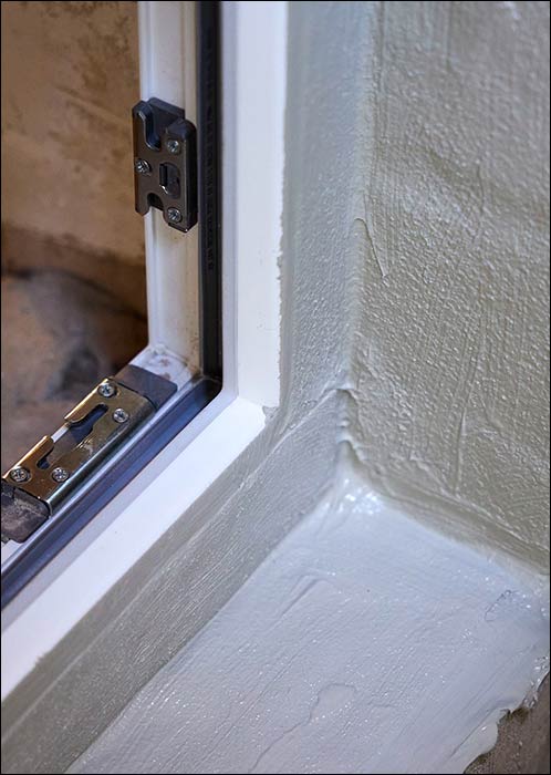 Stauwasserdichte Abdichtung von Hochwasserschutzfenstern mit Flüssigkunststoff von Triflex