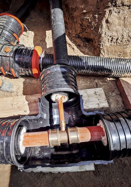 Systemlösungen von Rehau für den Ausbau von Nah- und Fernwärmenetzen