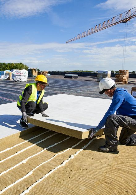 Steinwolle-Dämmsystem trägt Gründach und Photovoltaik