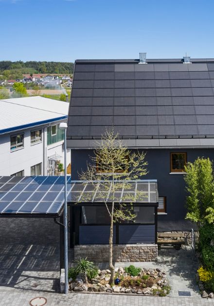 Indach: Komplettsanierung macht Einfamilienhaus zum Energieerzeuger