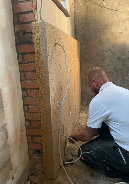 „Wundertüte” Altbau: Holzfaser-Innendämmung gleicht krumme Wände aus